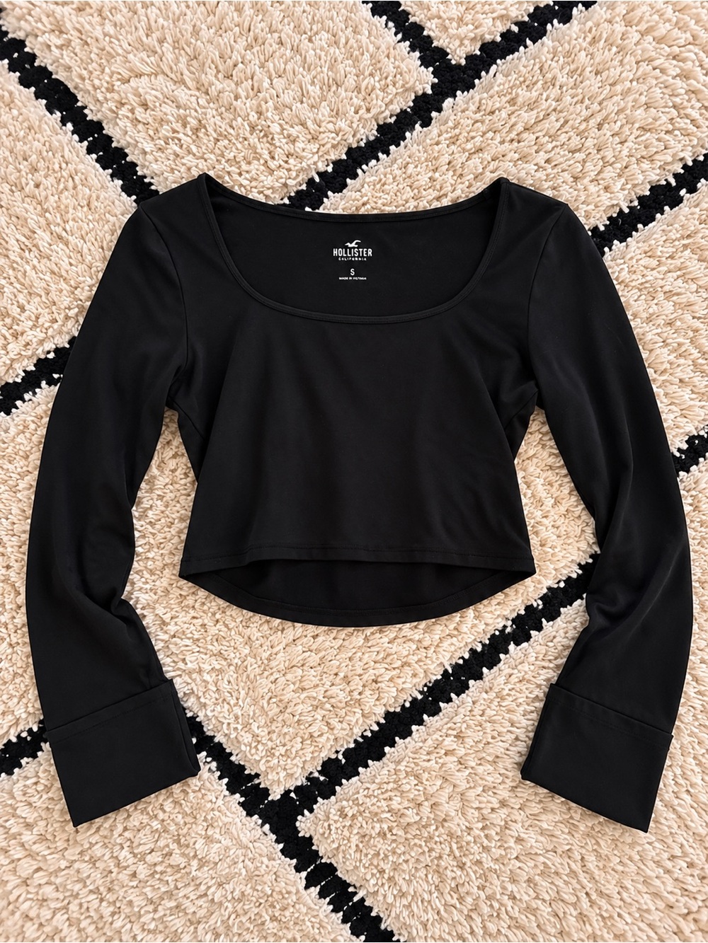 Hollister Black Long-Sleeve Scoop Neck Crop Top